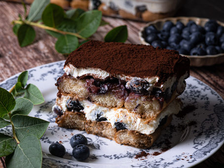 poletni tiramisu z borovnicami in prelivom