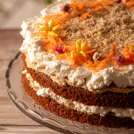 velikonočna korenčkova torta s skuto in orehi