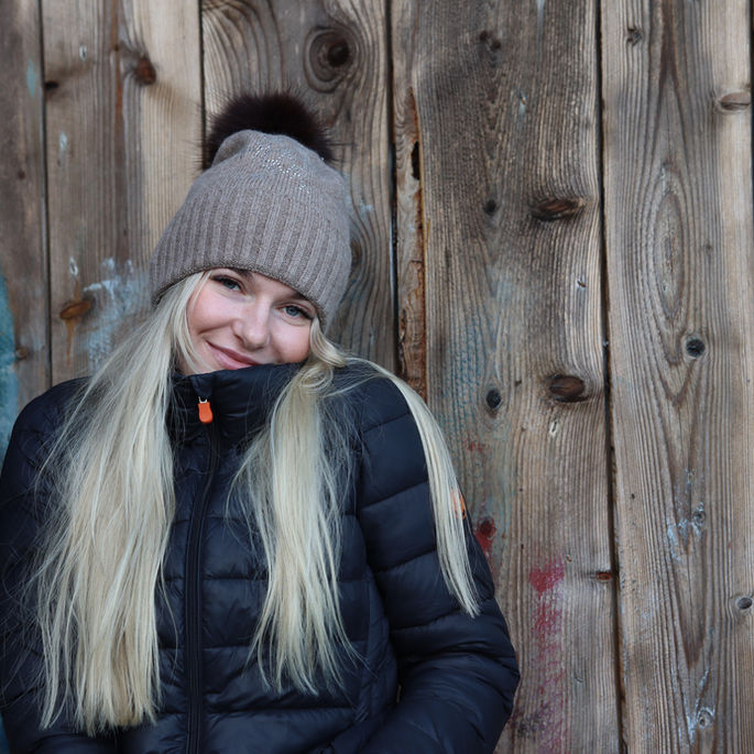 best cashmere hats and scarf, luxury hats for woman, luxury hats for kids, beste luer for damer, beste luer for menn, beste luer for barn, adult, kids, baby, wool hats and scarf, Norwegian brand, wool, cashmere blend , spors hats, winter hats, snow, tourist, Norway, Norge, Norwegian flag, luer til dame, luer til herre, luer til bar, norsk varemerke, norske mønstre, Norwegian knitting hats and scarf