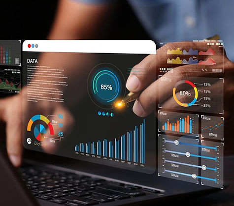 analista-datos-que-trabaja-tablero-analisis-negocios-graficos-kpi-metricas-conectadas-base