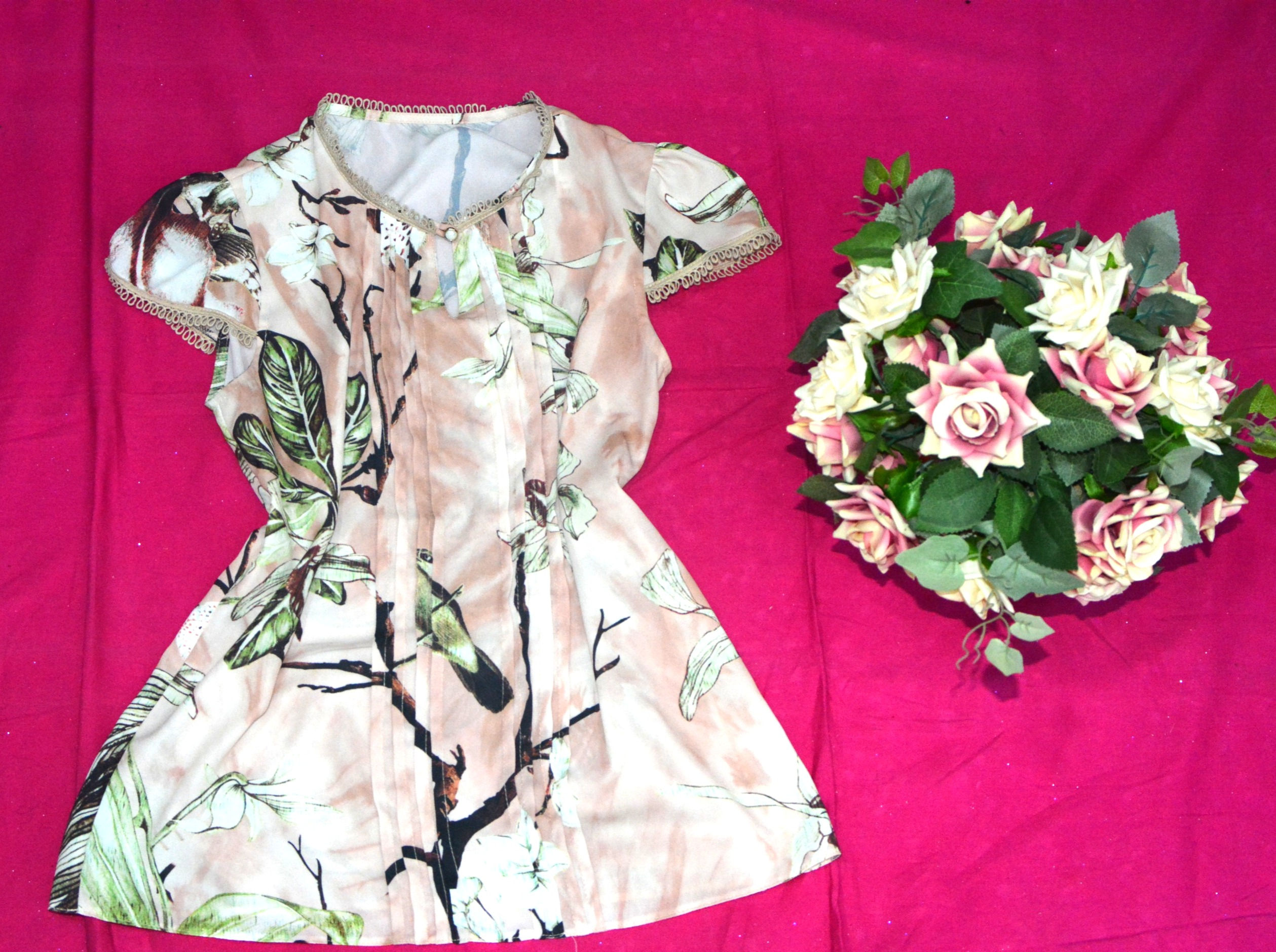 Blusinha viscose estampada pregas centrais guipir gola