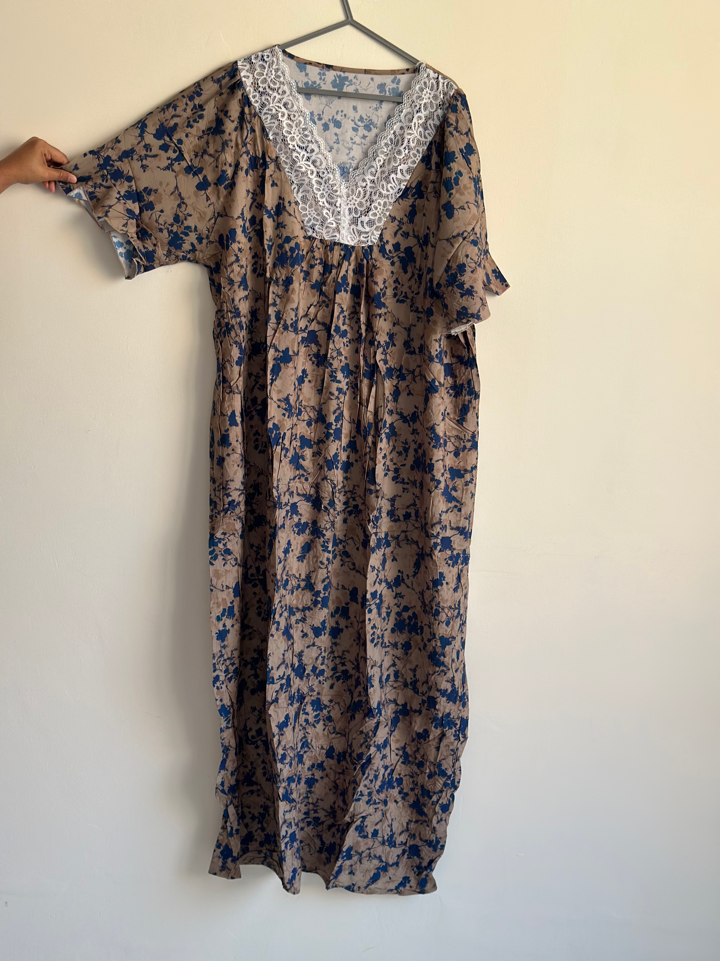 V-Neck lace nighty