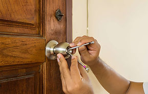 Locksmith use screwdrive open wood door in emergency time.jpg