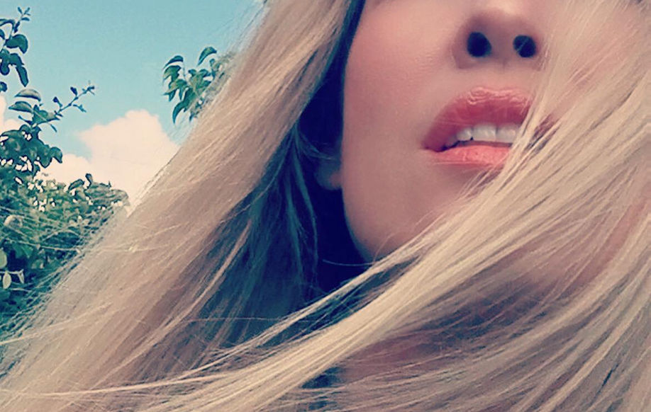 ANNA VELASCO: “SINTROPÍA”, EL RENACER CREATIVO DE UNA CANTAUTORA