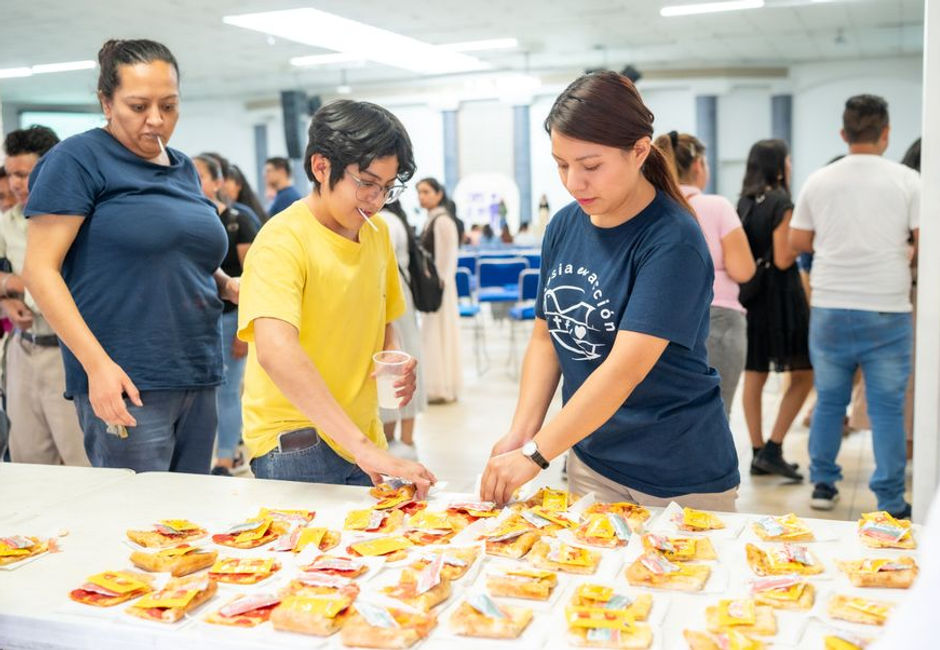 People gathering and serving food at an event in Ciudad de México, CDMX.
