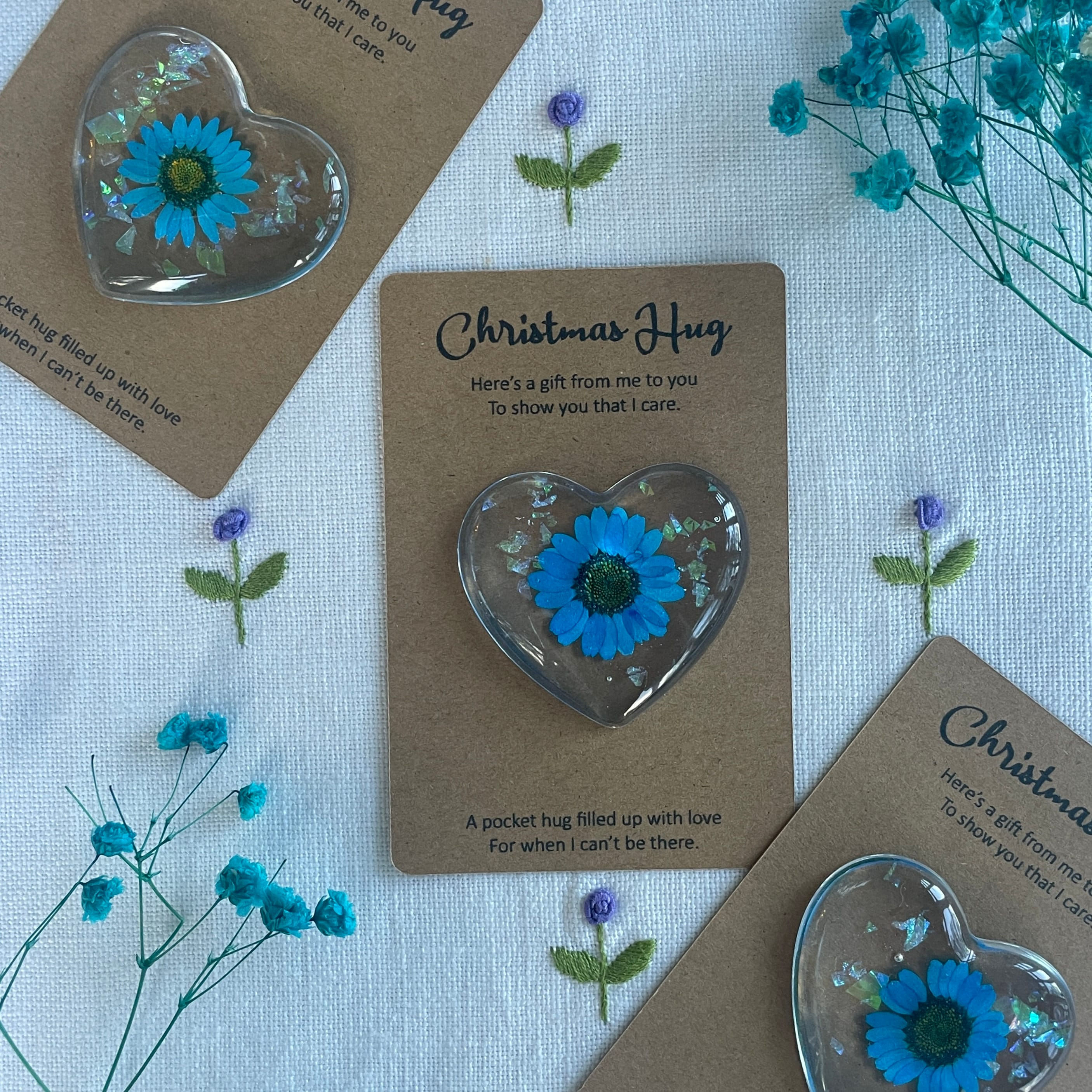 Christmas Hug - Blue Daisy