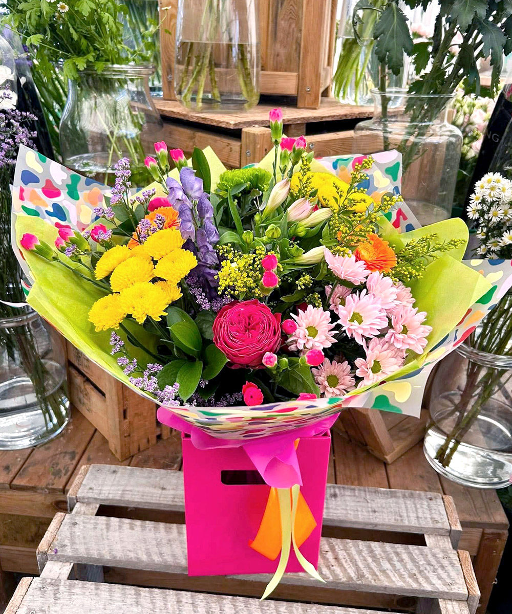 'Vibrant' handtie Bouquet in Waterbox