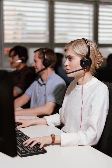 ORF Kundenservice
Victoria Scheer photography
Wien Fotografin 
Business fotografie
ORF Mitarbeiter
Computer
Wien-Fotografin
Werbefotos
Business
personal branding
Werbung
Detailfotos
bei der Arbeit