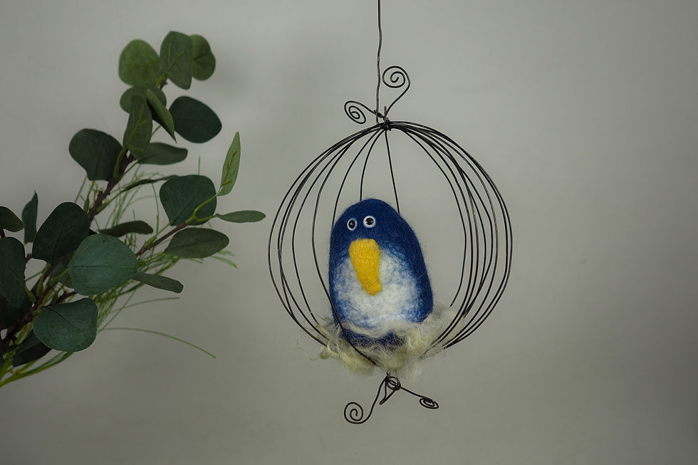 Miniature : Petit pingouin en laine feutrée dans sa cage - Bleu foncé