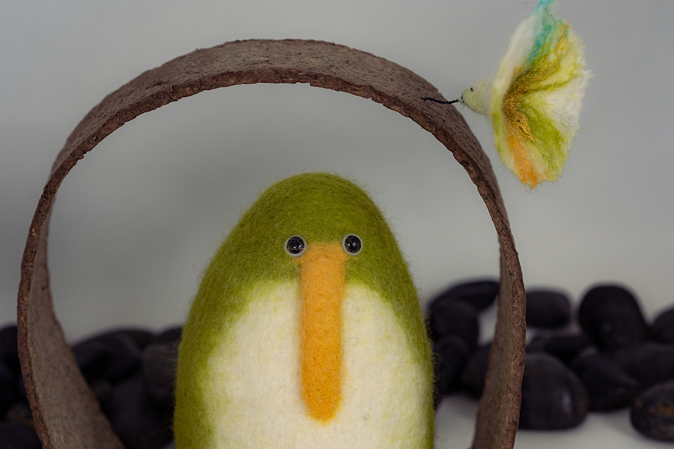 Miniature : Pingouin en laine feutrée dans son arche - vert