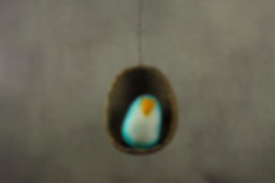 Petit pingouin en laine feutrée dans son cocon - bleu