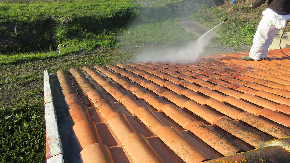 Vue en plongée d’une équipe de couvreurs rénovant une toiture en tuiles
