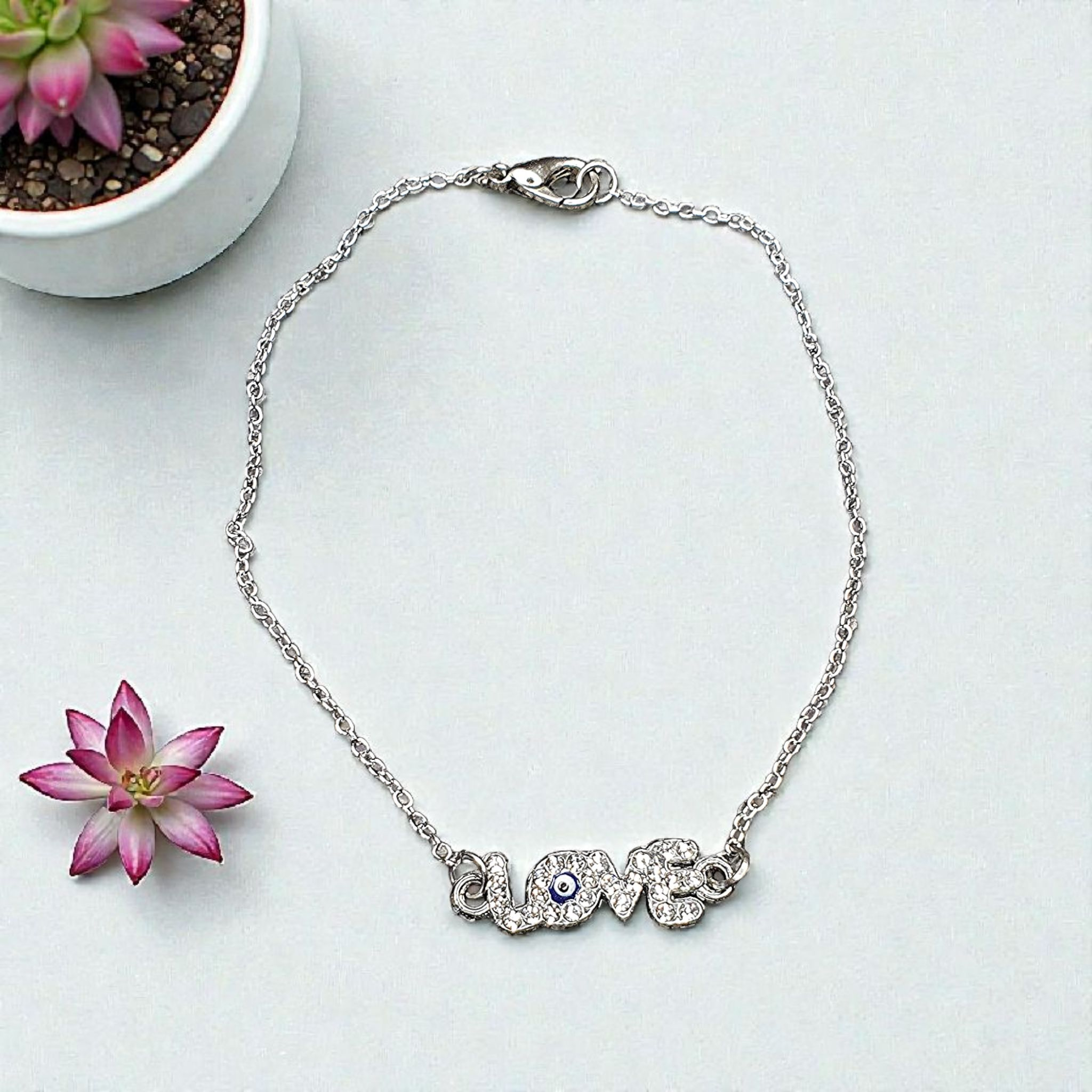 Armband “LOVE” – Silverfärgat med blått öga