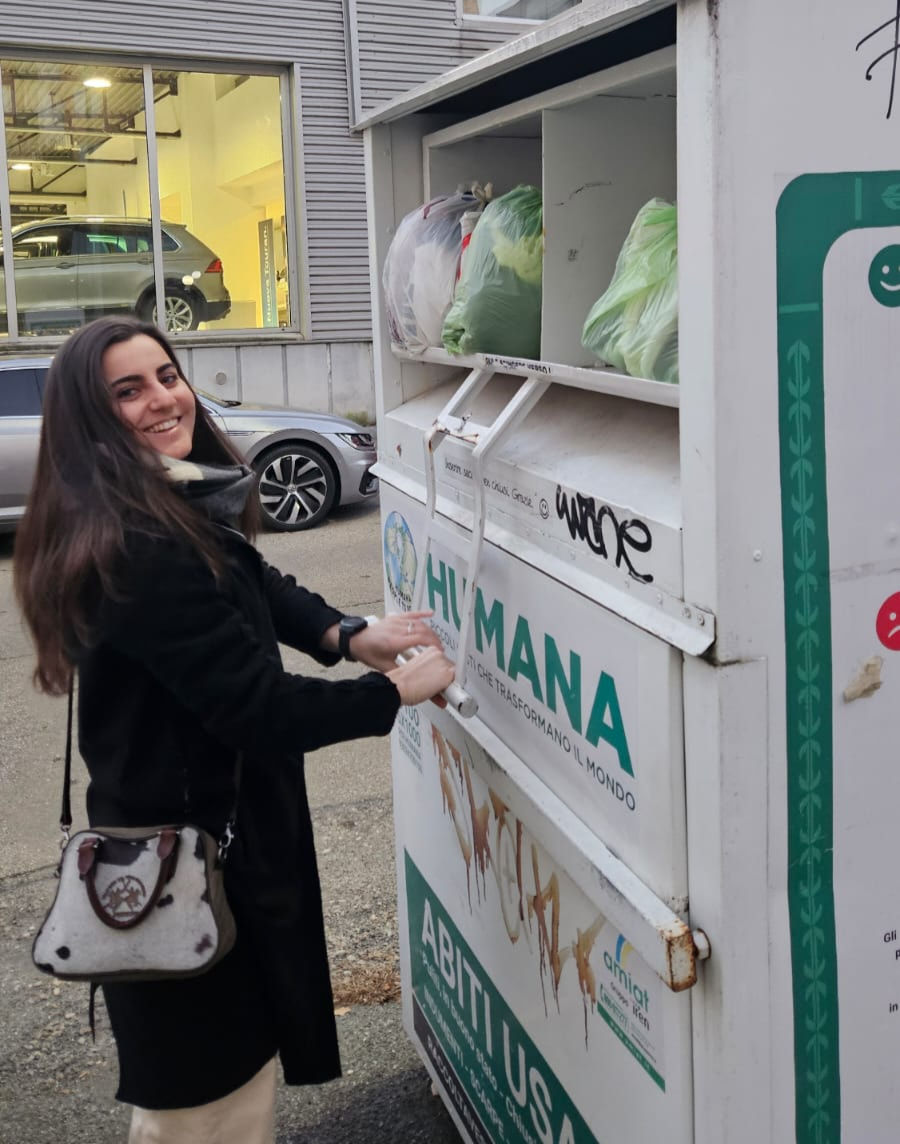 Clothes delivery at humana container