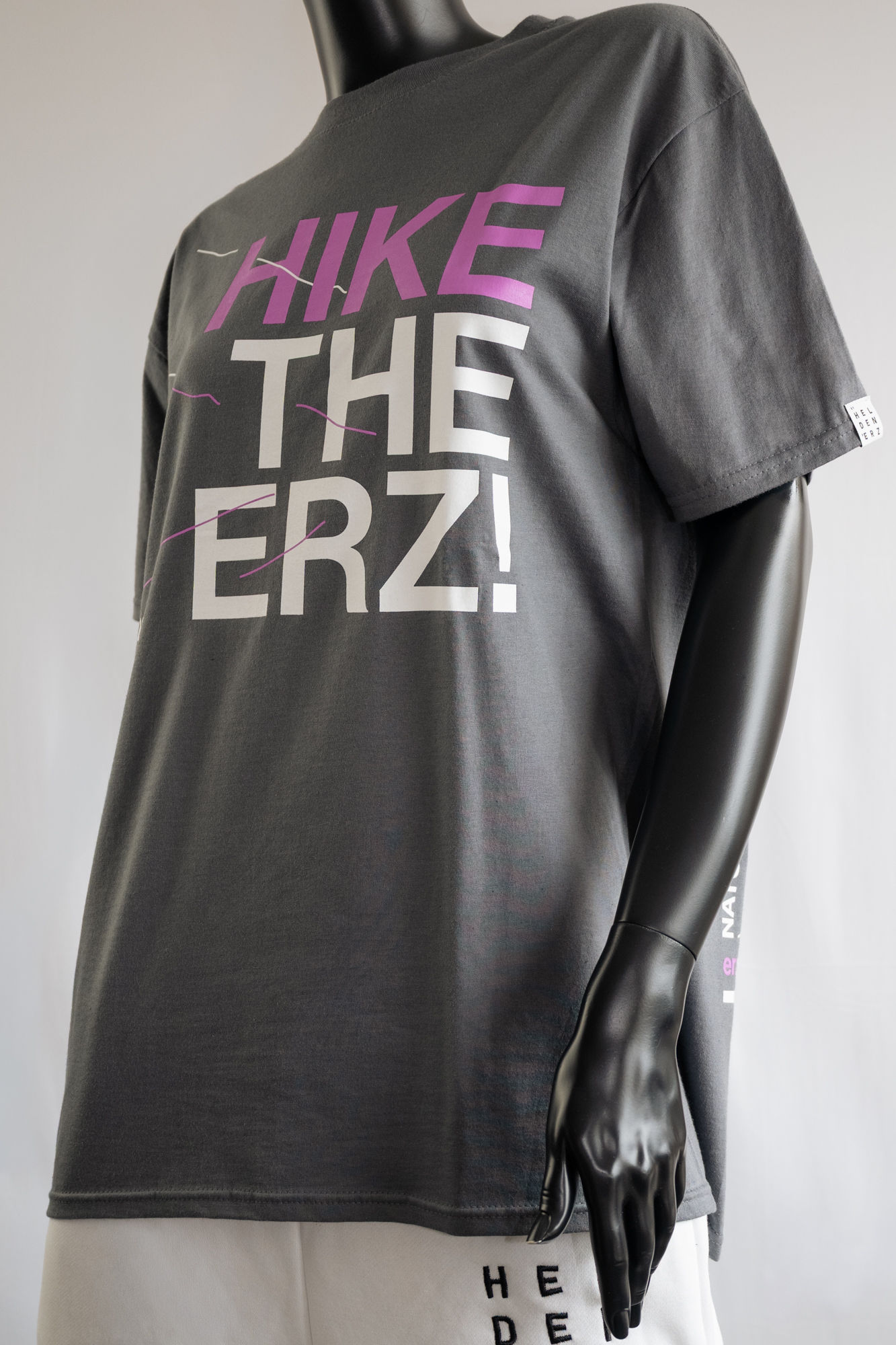 T-Shirt "HIKE THE ERZ"anthrazit mit lila/weißen Print