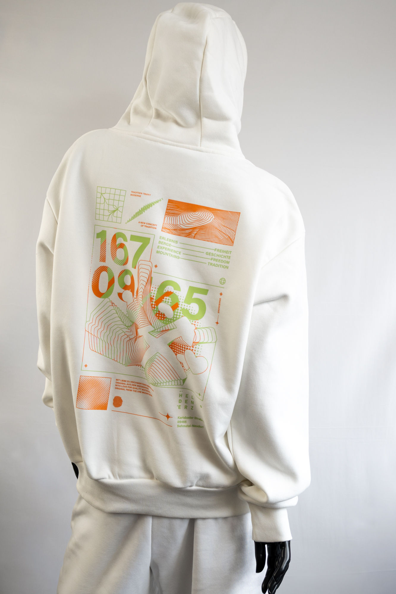 Hoodie "Abstraktes Erzgebirge" weiß mit grün/orangenen Print