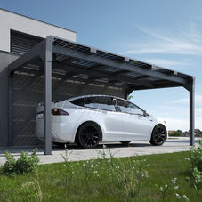 Carport seitlich vom Wohnhaus mit Tesla