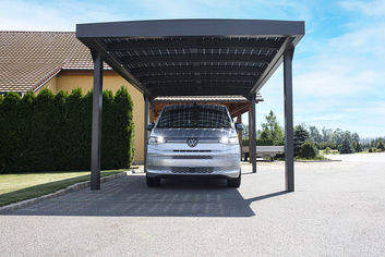 Multivan in Garage mit PV-Anlage