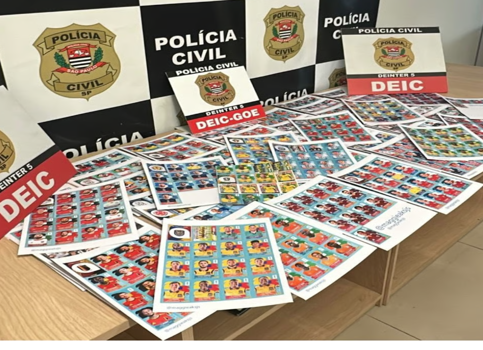 Polícia 'estoura' produção de figurinhas falsas da Copa