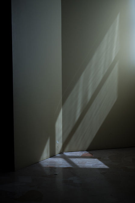 Dark blue light and gray shadows.