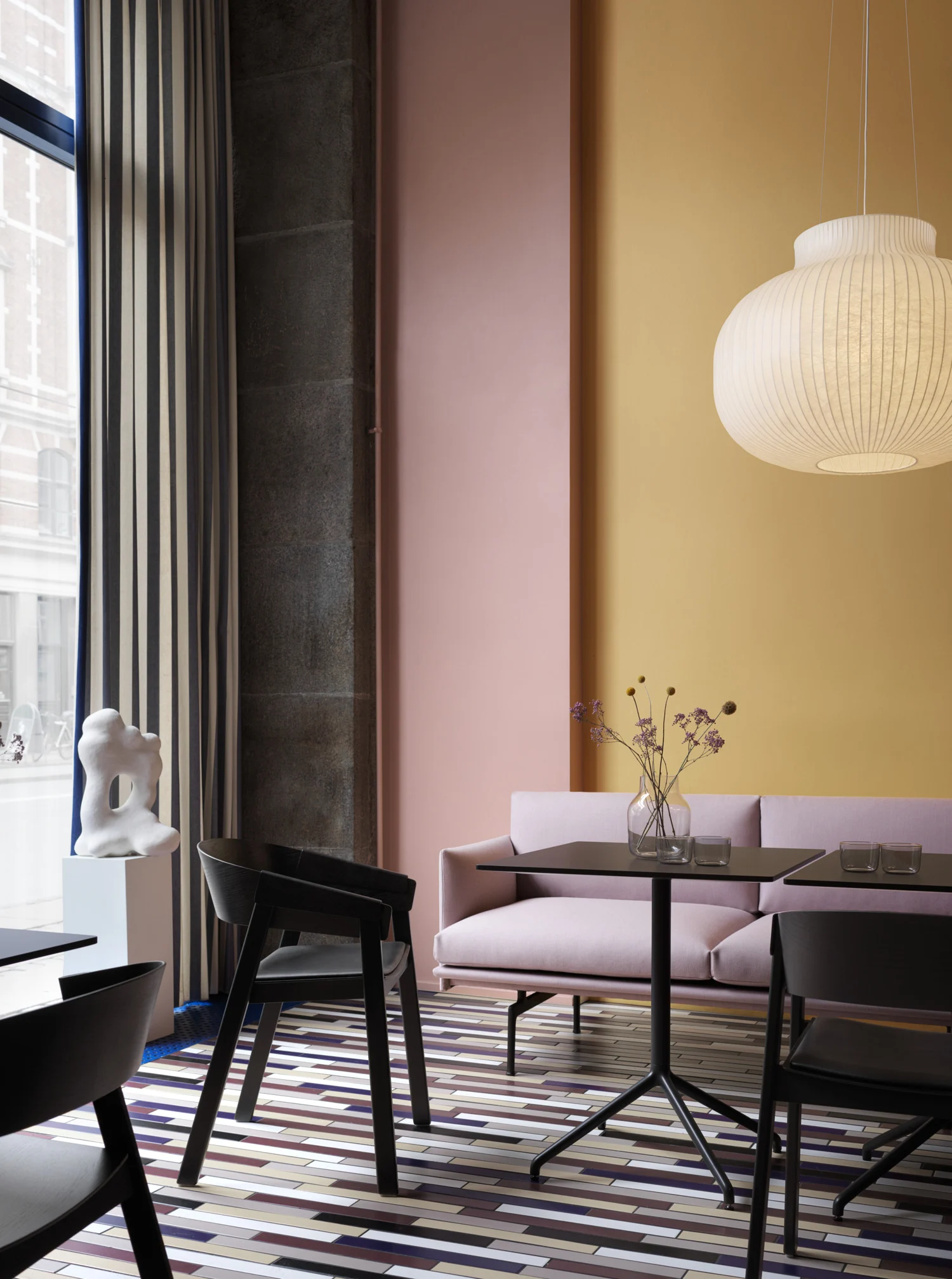 Muuto-4867-table-black-cover-armchair-black-refine-outline-studio-Kanthaus-LivingBerlin