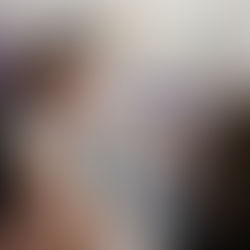 Une orthophoniste discute avec une cliente dans son bureau. Elle explique son rôle dans la prise en charge d’un trouble orofacial myofonctionnel, en décrivant les étapes de l’évaluation, de l’intervention et de la collaboration interdisciplinaire avec d’autres professionnels, dont le dentiste, l’ORL, le médecin, l’ostéopathe et le physiothérapeute. La cliente écoute attentivement et semble intéressée par les explications.