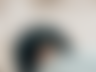 Un enfant qui se cache sous ses draps en raison d'une apnée obstructive du sommeil et un manque de sommeil