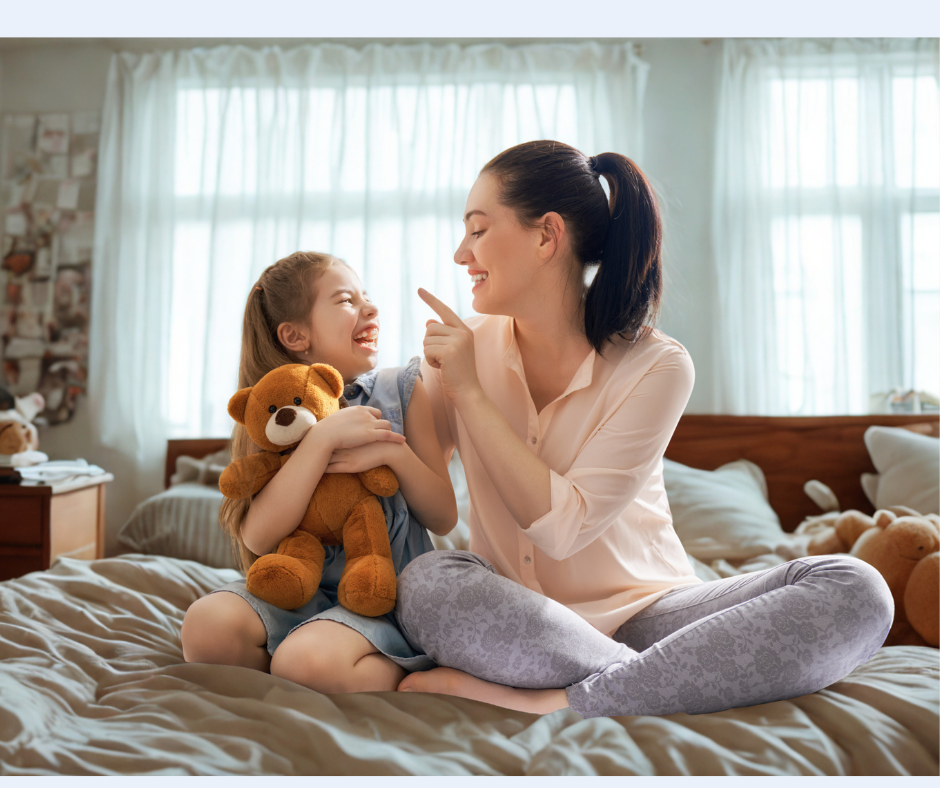 Une mère qui stimule l'apprentissage des pronoms à travers les activités du quotidien.