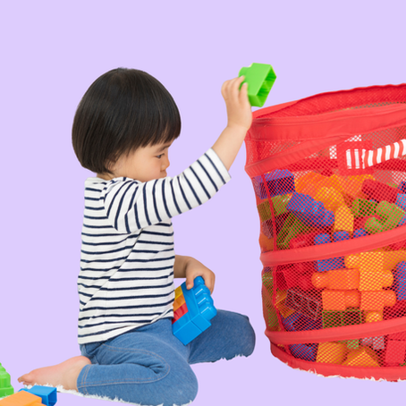 Un enfant qui range ses jouets tout en apprenant de nouveaux mots.