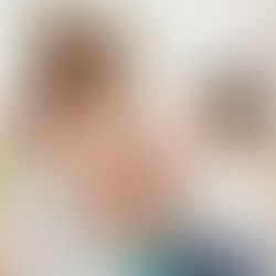 Une mère profite d’un moment de jeu pour encourager son enfant à employer correctement les pronoms mon, ton et son, favorisant ainsi le développement du langage.