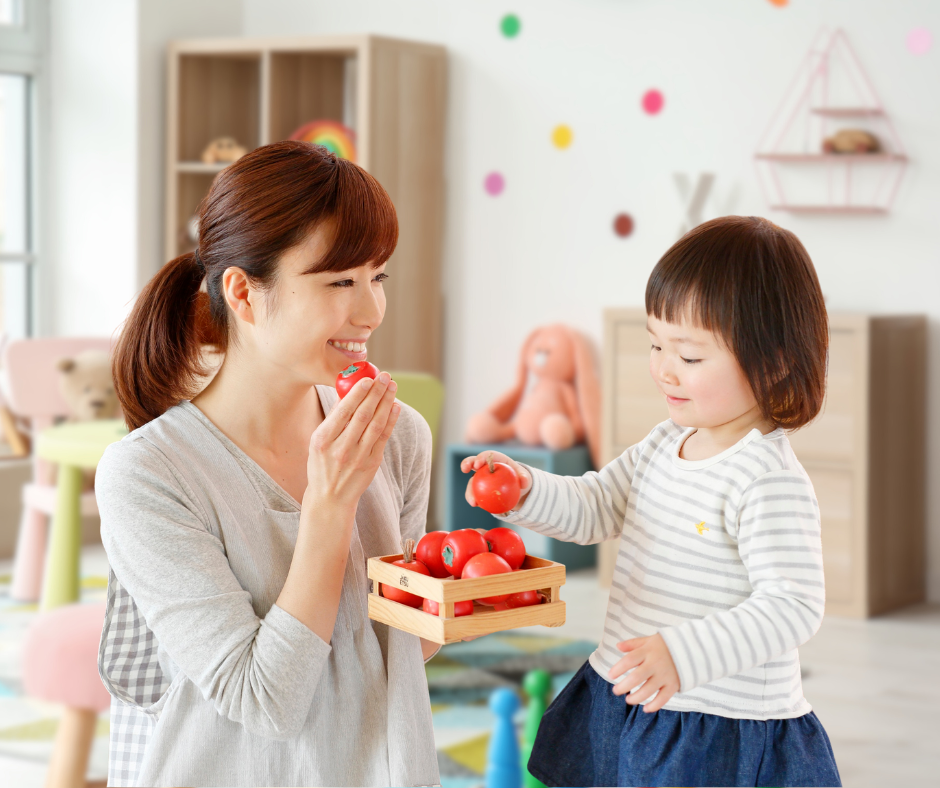 Une mère profite d’un moment de jeu pour encourager son enfant à employer correctement les pronoms mon, ton et son, favorisant ainsi le développement du langage.