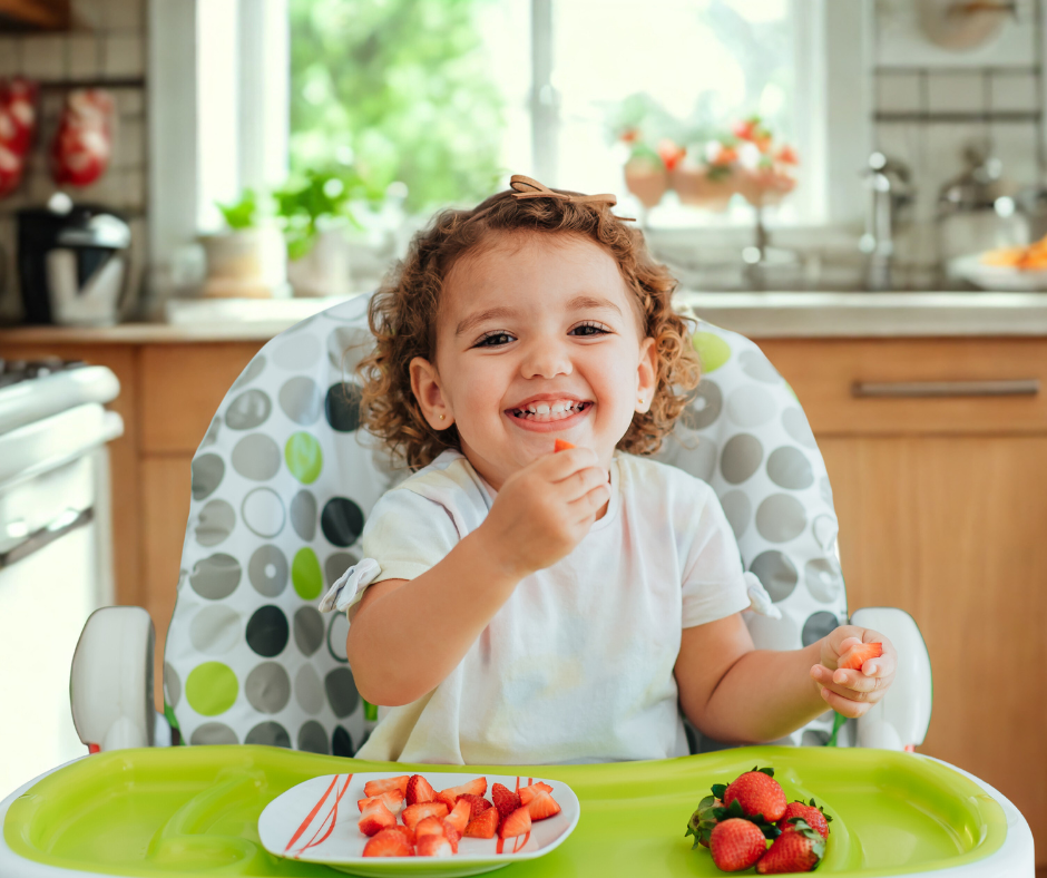 Une enfant qui développe son vocabulaire descriptif avec la cuisine