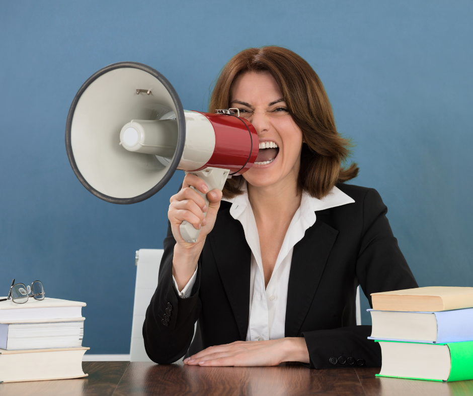 Une femme met en place de saines habitudes vocales afin de prévenir la fatigue et les troubles de la voix.