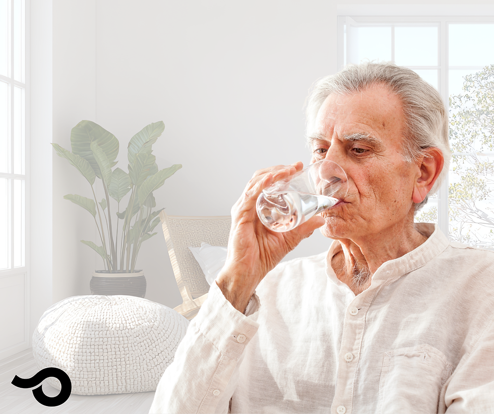 Homme présentant une presbyphobie qui boit de l'eau