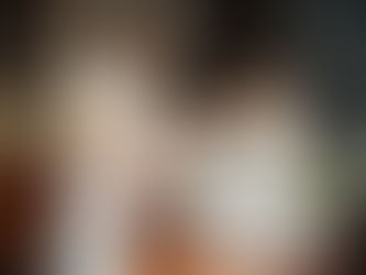 Une famille qui cuisine ensemble transforme chaque recette en moment d’apprentissage : lecture des instructions, calcul des quantités et mesure des ingrédients deviennent un jeu éducatif amusant !