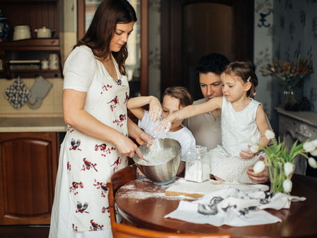 Une famille qui cuisine ensemble transforme chaque recette en moment d’apprentissage : lecture des instructions, calcul des quantités et mesure des ingrédients deviennent un jeu éducatif amusant !