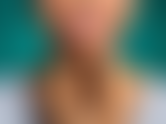 Une femme souffrant d’une perte de voix applique le repos vocal recommandé pour favoriser la guérison et préserver sa santé vocale.