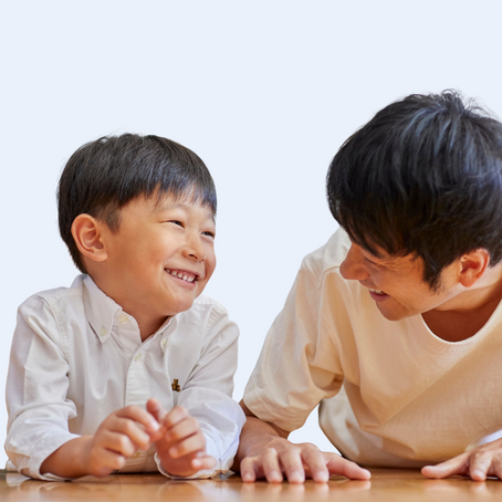 Un père qui démontre qu'il est intéressé par ce que dit son fils et pas comment il le dit.