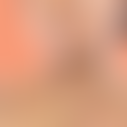 Une cliente qui tente de comprendre comment sa voix est produite.