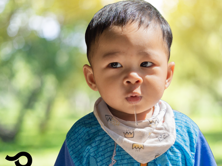 Un enfant présente de l’hypersalivation pendant une activité avec une orthophoniste. L’orthophoniste l’aide en augmentant sa conscience de sa salive, en renforçant ses muscles, en améliorant la posture de sa bouche au repos et en rendant la déglutition plus fréquente et efficace, pour mieux gérer ce trouble orofacial.