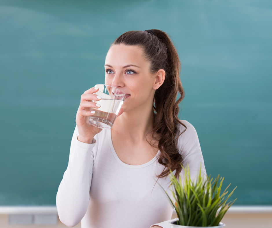 Une femme prend soin de sa voix au quotidien. Elle adopte de bonnes habitudes vocales comme boire de l’eau régulièrement, respirer par le nez et maintenir une bonne hygiène vocale. Elle prévient ainsi la fatigue vocale et soutient une voix saine et équilibrée.