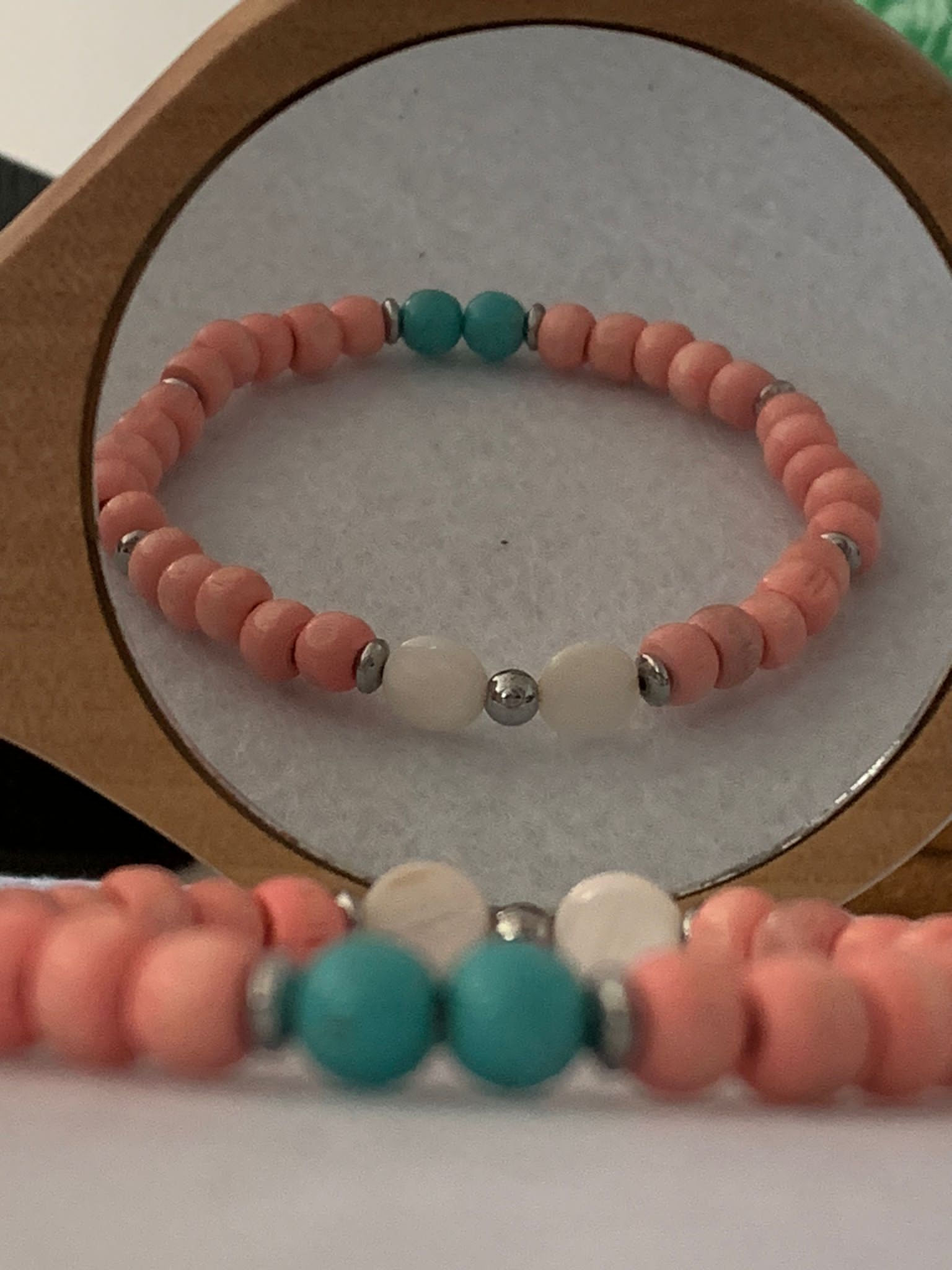 Bracelet de plage, perles en bois, nacre de coquillage véritable, fait main, rose, bleu, violet, jaune.