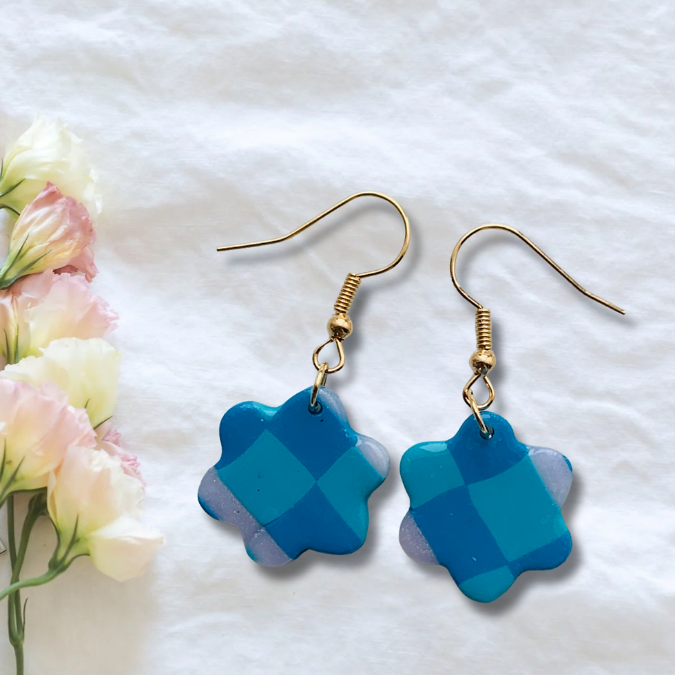 boucles d'oreilles polymère en forme de pétales, motifs damier bleu et translucide.