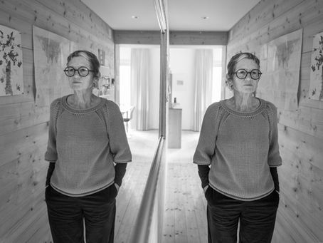 Videopremiere: Die Autorin Rut Plouda