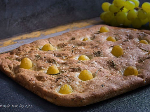 Focaccia de romero y uvas