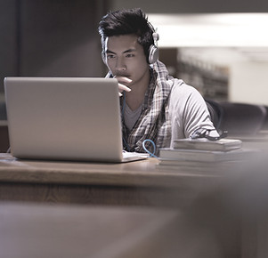Student working alone. Intrapersonal Learning Style.