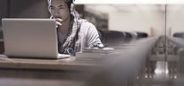 Estudiante en la biblioteca