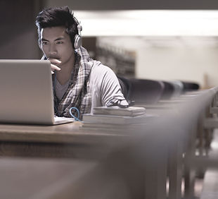 Étudiant en bibliothèque
