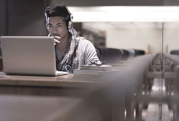 Estudante na biblioteca