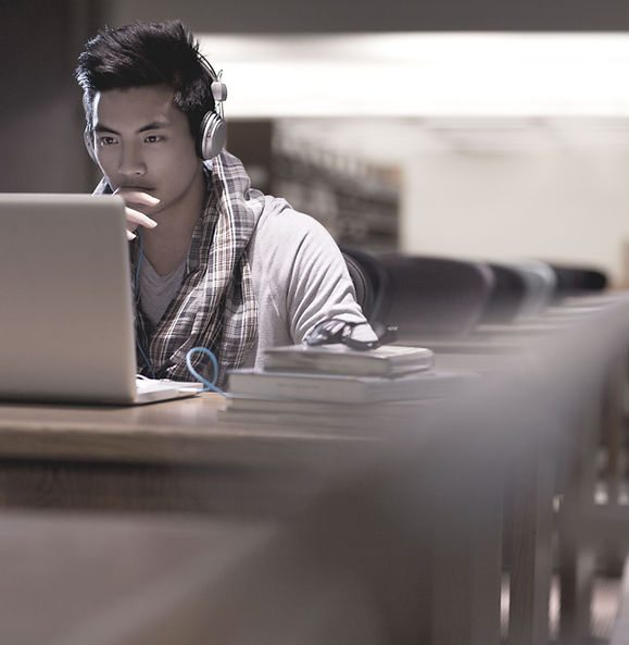 Étudiant en bibliothèque